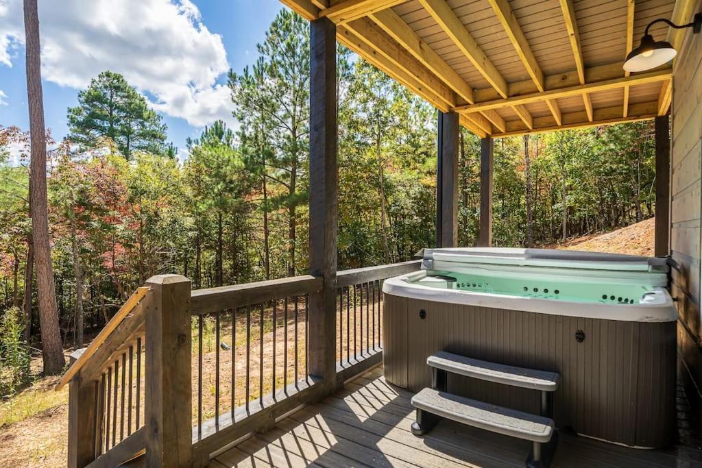 The Llaguna Lodge - New Cabin, Sleeps 10, Fire Pit, Hot Tub, In Blue Ridge , Ga Exterior foto